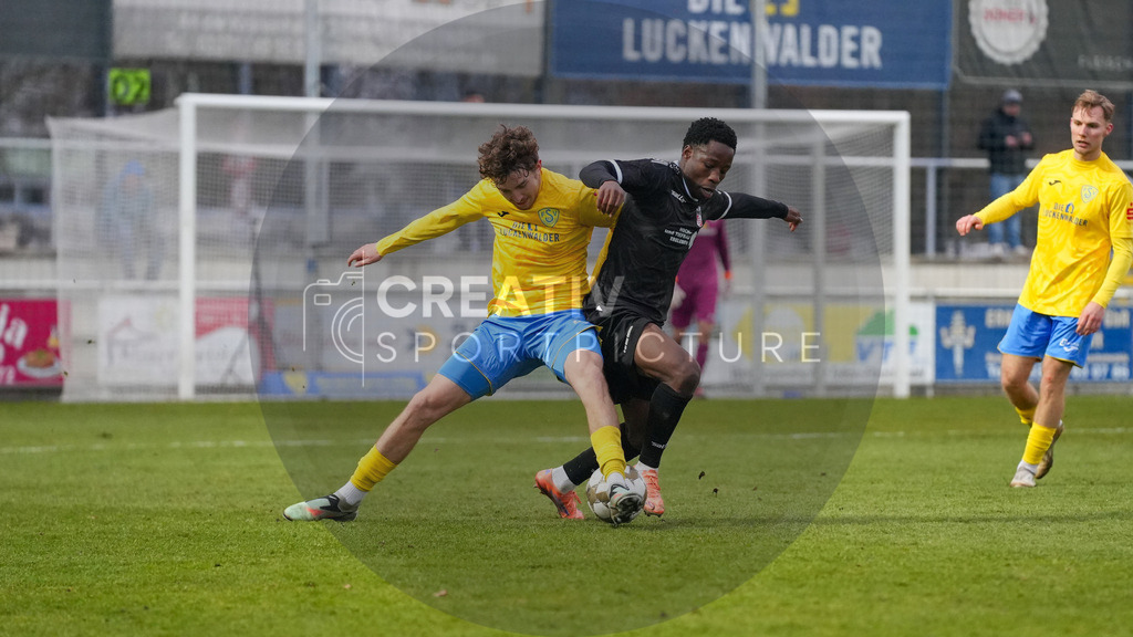 Fußball, Herren, Saison 2025/2026, Regionalliga Nordost, 18. Spieltag, FSV 63 Luckenwalde vs. FC Rot-Weiß Erfurt, Samstag 06.12.2025, Werner-Seelenbinder-Stadion Luckenwalde, | Fußball, Herren, Saison 2025/2026, Regionalliga Nordost, 18. Spieltag, FSV 63 Luckenwalde vs. FC Rot-Weiß Erfurt, Samstag 06.12.2025, Werner-Seelenbinder-Stadion Luckenwalde, Im Bild: Sofiene Jannene (l. Luckenwalde) und Benjika Caciel (r. Erfurt) - Realisiert mit Pictrs.com