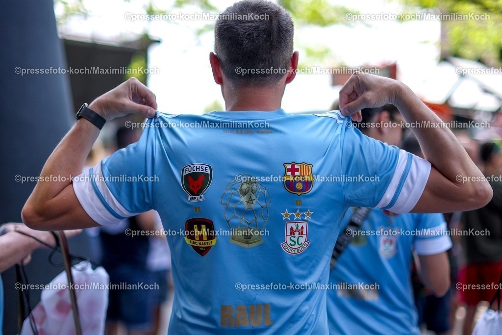KoeEHF14062500024 | 14.06.2025, Handball, Halbfinale TruckScout24 EHF FINAL4, LANXESS arena Köln, Eindrücke rund um das Final4, Fans freuen sich auf das Event und feiern zusammen vor der Arena