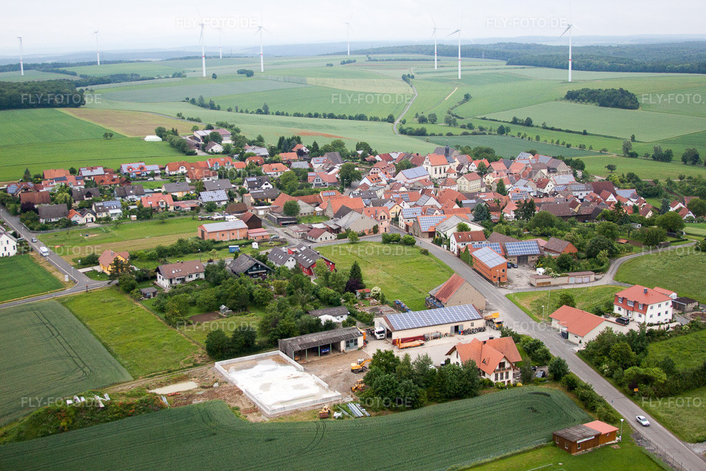 Luftbild: Dorfansicht im Ortsteil Heßlar in Karlstadt im Bundesland Bayern in Deutschland. Foto: IMG_66052.jpg vom 30.05.2014 durch Werner Riehm/FLY-FOTO.de