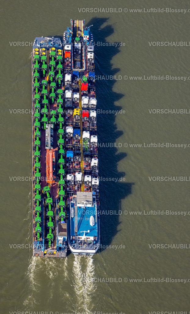 Duisburg221003729Rheinfrachter | Luftbild, Binnenschifffahrt auf dem Fluss Rhein nahe dem Südhafen, Rheinfrachter mit Transport von grünen Traktoren und LKW-Zugmaschinen, Formen und Farben, Baerl, Duisburg, Ruhrgebiet, Nordrhein-Westfalen, Deutschland