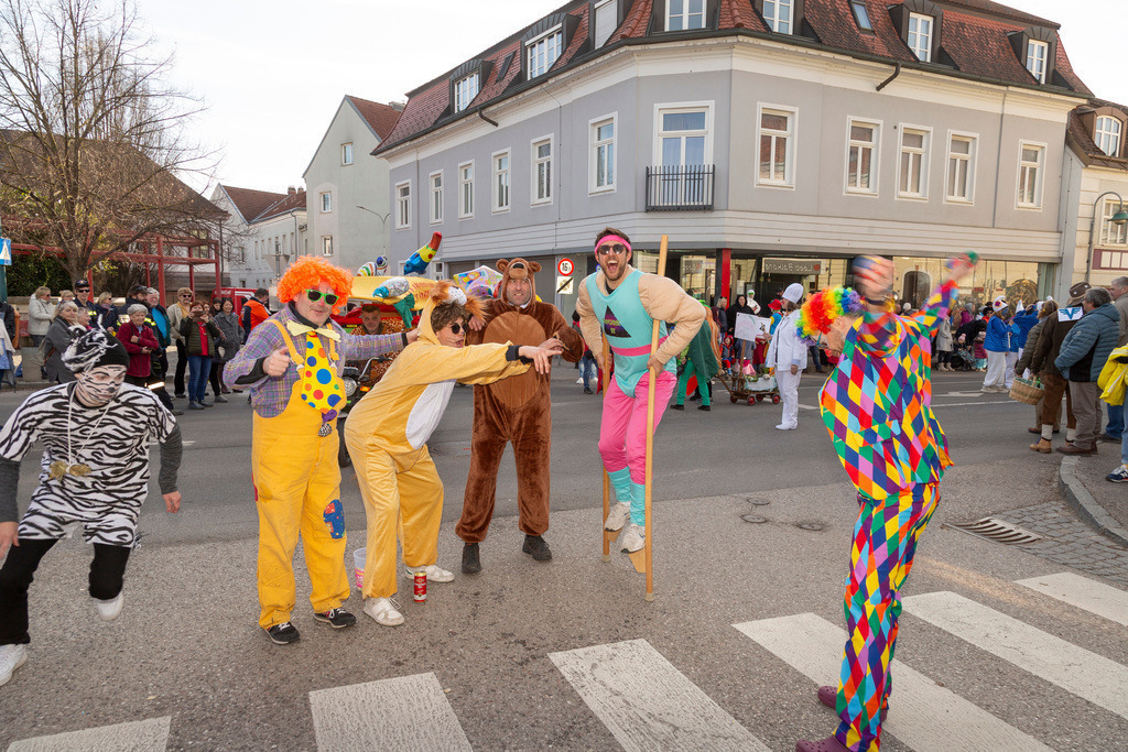 Umzug2025-142_9791 | Fotostrecke: FASCHINGSUMZUG 2025 in Loosdorf. 22 Masken(gruppen)-Teilnehmer: Loosdorfer Vereine, Wirtschaftstreibende, Gemeindeabordnungen sowie Kreditinstitute. rund 700 Besucher entlang der Hauptstrasse. Veranstaltungs-Sicherung durch Mannschaft der FF-Loosdorf mit schwerem Gerät. Maskenprämierung am EKZ-Platz durch Bgm. Thomas Vasku in den Kategorien: Bester Festwagen (Fa. gkonzept-Groissenberger; Beste Personengruppe-ASK-Loosdorf; Beste Einzelperson; Weiteste Anreise-FF Schollach;