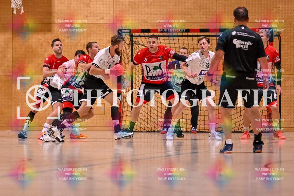 GER, SG Maulburg/Steinen - HSG Dreiland, Handball, Landesliga Suedbaden, 4. Spieltag, Saison 2024/2025, 12.10.2024 | Mika Buelow (SG Maulburg/Steinen, #10) versucht zu stoppen. ebenfalls im Bild Tim Lindner (SG Maulburg/Steinen, #09), Jonas Schamberger (HSG Dreiland, #33)GER, SG Maulburg/Steinen - HSG Dreiland, Handball, Landesliga Suedbaden, 4. Spieltag, Saison 2024/2025, 12.10.2024Foto: TH Fotografie/Thomas Hess