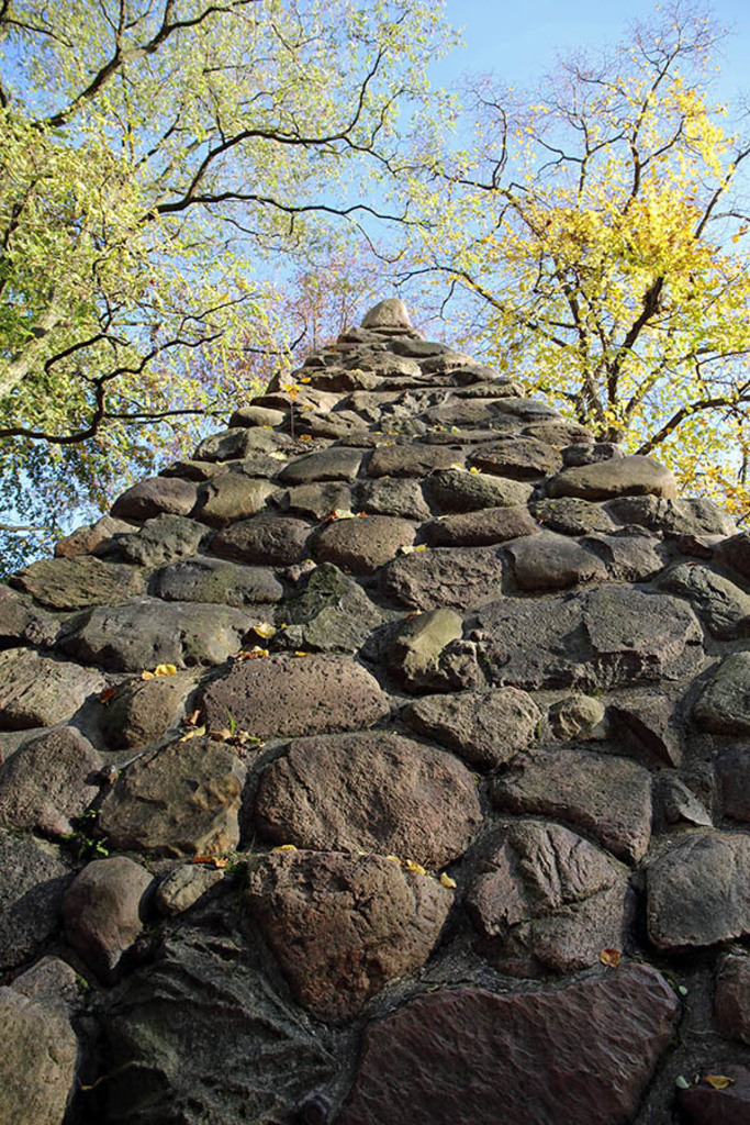 Foto: Leipzig - Gletschersteinpyramide | Das Team hinter BILDLEXIKON LEIPZIG bündelt historische wie aktuelle Informationen über die Stadt Leipzig in Text und Bild auf einer Plattform und stellt diese der interessierten Öffentlichkeit zur Verfügung.