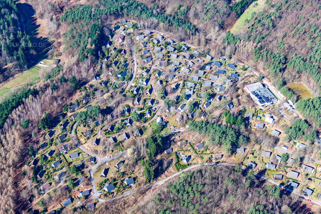 Luftbild: Siedlungsgebiet im Ortsteil Feriendorf Eichwald im Ortsteil Gossersweiler in Gossersweiler-Stein im Bundesland Rheinland-Pfalz in Deutschland. – Foto: IMG_38375.jpg vom 20.03.2011 durch Werner Riehm/FLY-FOTO.de – Auflösung des Originals: 4752 x 3168 px