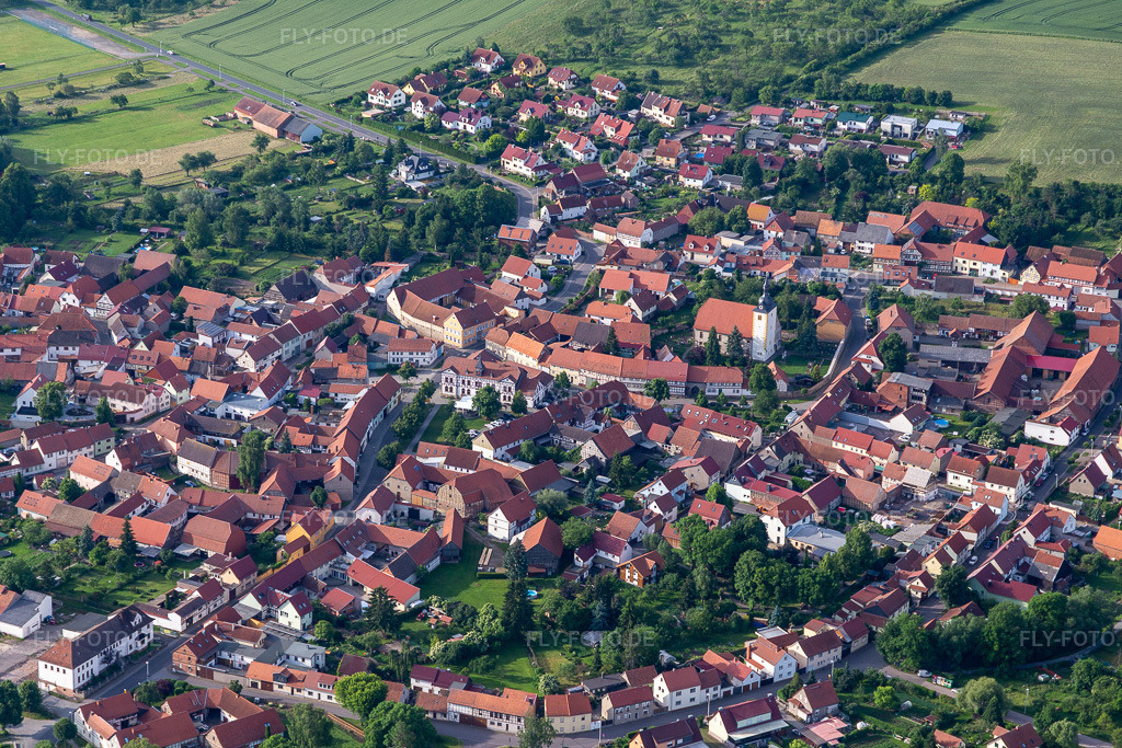 Luftbild: Ortsansicht im Ortsteil Mühlberg in Drei Gleichen im Bundesland Thüringen in Deutschland. Foto: IMG_007674.jpg vom 15.06.2021 durch Werner Riehm/FLY-FOTO.de