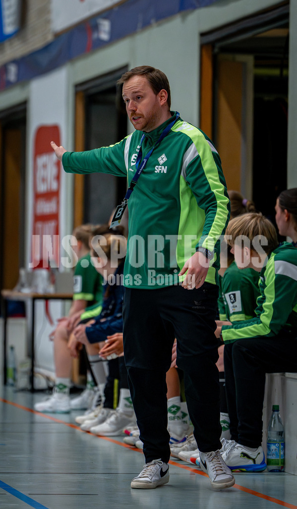 Handball I Frauen I Saison 2025-2026 I 3. Liga Staffel Nord I 10. Spieltag I SC SFN Vechta - HSG Blomberg-Lippe II I 0160 | Simon Schreiner (SC SFN Vechta) gibt Kommandos  - Realisiert mit Pictrs.com