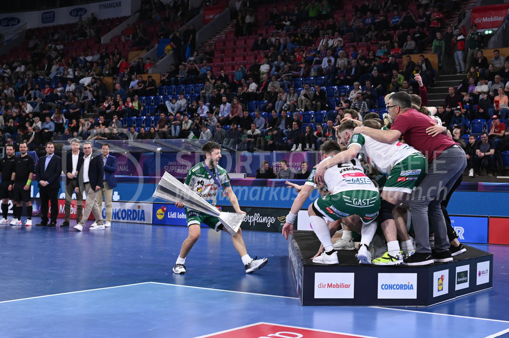 SV Wiler-Ersigen vs Floorball Köniz - 15. April 2023 | SV Wiler-Ersigen vs Floorball Köniz
Stimo Arena, Kloten
Marco Louis (#94 SV Wiler-Ersigen) bringt den Pokal zu seinem Team.
Bild: Sportfotografie Markus Aeschimann | www.markus-aeschimann.ch - Realisiert mit Pictrs.com