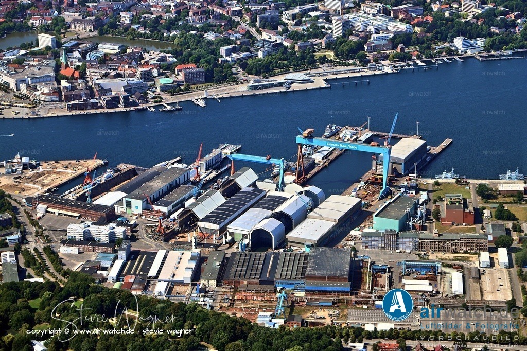 Luftbild Kiel Hafen - Historische Stätten am Hafen | Historische Stätten am Hafen - MS Stadt Kiel: Das technische Kulturdenkmal von 1934 liegt heute als Museumsschiff am Seegarten und erinnert an die Zeit der Fördeschifffahrt.