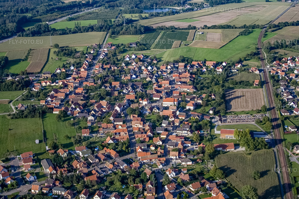 Vue aérienne: Centre du village vu du sud-ouest à Rountzenheim dans le département Bas Rhin, France – .Photo: IMG_8117.jpg prise le 15/09/2007 par Werner Riehm/FLY-FOTO.eu – Résolution de l'original: 3065 x 2043 px