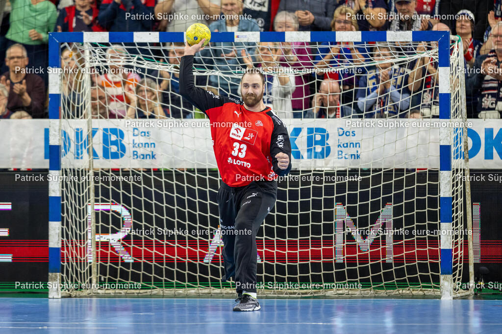 Handball I Herren I Daikin HBL I Saison 2024-2025 I 23. Spieltag I SG Flensburg-Handewitt - THW Kiel | Handball: Bundesliga, SG Flensburg-Handewitt - THW Kiel, 23. Spieltag, GP JOULE ArenaAndreas Wolff (33, THW Kiel) passt den Ball
