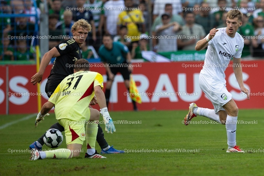 xkwix15082502123 | 15.08.2025, xkwix, Fußball, DFB-Pokal 1. Runde, FC Gütersloh - 1. FC Union Berlin, Ohlendorf Stadion im Heidewald: Luis Frieling (FC Gütersloh #21) im Zweikampf gegen Leopold Querfeld (1.FC Union Berlin #14) und Matheo Raab (1.FC Union Berlin #31) 