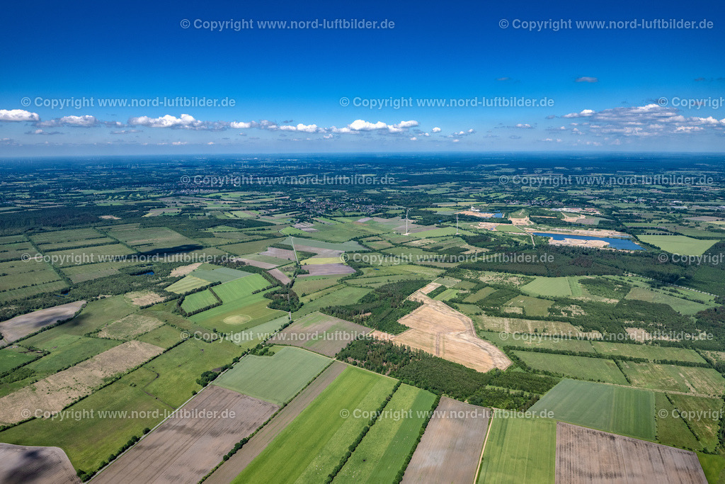 Lentföhrden_ELS_7565030622 | LENTFöHRDEN 03.06.2022 Ortsansicht der Straßen und Häuser der Wohngebiete in Lentföhrden im Bundesland Schleswig-Holstein, Deutschland. // Town View of the streets and houses of the residential areas in Lentfoehrden in the state Schleswig-Holstein, Germany. Foto: Martin Elsen