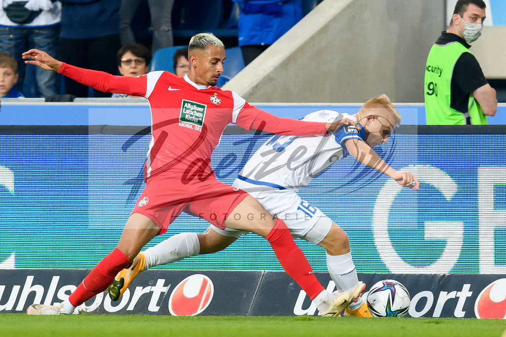 FCMFCK20210904_234 | Fussball, Herren: Kenny Prince Redondo (1. FC Kaiserslautern) und Andreas Mueller (1. FC Magdeburg) im Zweikampf beim Spiel der 3. Liga zwischen 1. FC Magdeburg und 1. FC Kaiserslautern in der MDCC-Arena am 04.09.2021 in Magdeburg, Deutschland.DFB / DFL REGULATIONS PROHIBIT ANY USE OF PHOTOGRAPHS AS IMAGE SEQUENCES AND/OR QUASI-VIDEO. - Realisiert mit Pictrs.com