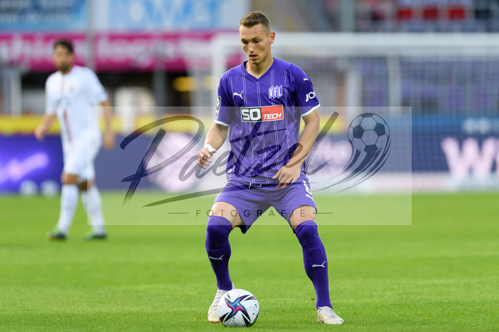 OSNVKO2021090620210906_123 | Fussball, Herren: Sven Koehler (VfL Osnabrueck) in Aktion, am Ball, Einzelaktion beim Spiel der 3. Liga zwischen VfL Osnabrueck und FC Viktoria Koeln im Stadion an der Bremer Bruecke am 06.09.2021 in Osnabrueck, Deutschland.DFB / DFL REGULATIONS PROHIBIT ANY USE OF PHOTOGRAPHS AS IMAGE SEQUENCES AND/OR QUASI-VIDEO. - Realisiert mit Pictrs.com