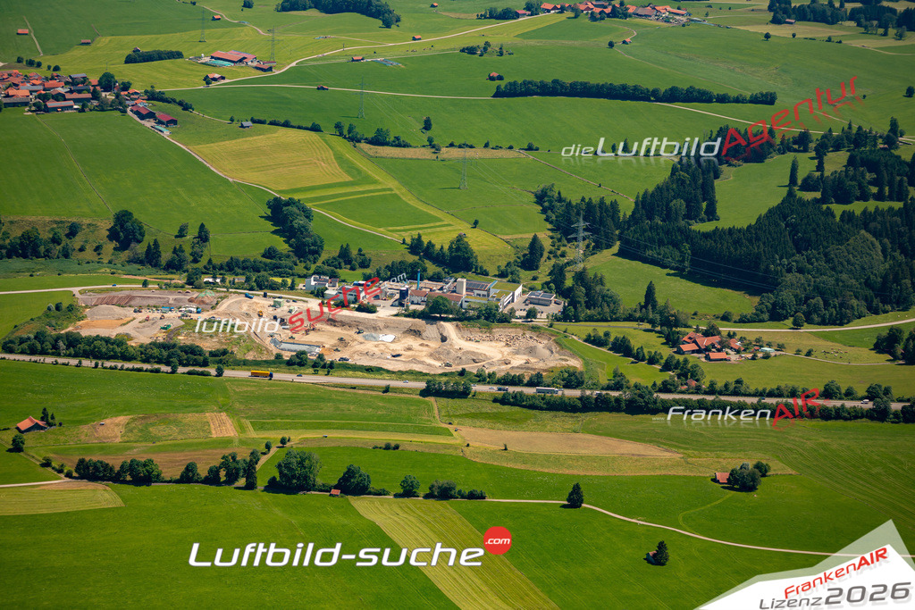 Das Luftbild zeigt : Hochgreut Betzigau - Die Luftaufnahme wurde 2024 vom UL-Flugzeug aus erstellt ( keine Drohne ) - Hochauflösende Luftaufnahme - Für grossformatige Ausdrucke geeignet. Die Geschenkidee !Mit Lizenz und Bildrechte bestellbar