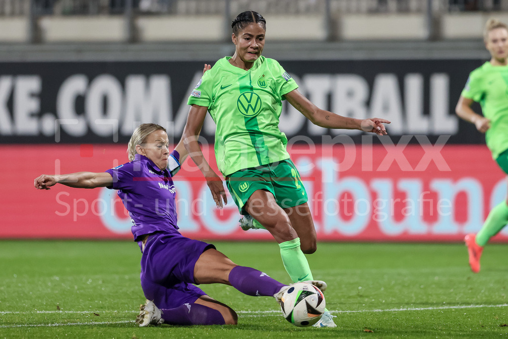 Fussball, UEFA Womens Champions League, VfL Wolfsburg - AC Florenz | v.li.: Stephanie Breitner (AC Florenz, 6) und Sveindis Jonsdottir (VfL Wolfsburg, 23) im Zweikampf, Duell, Dynamik, Aktion, Action, Spielszene