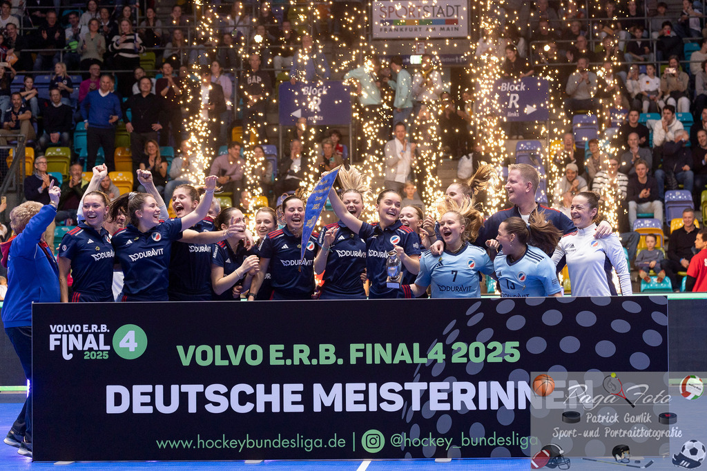 Volvo E.R.B. Final 4 Finale Frauen: Berliner HC - Mannheimer HC, 26.01.2025 | Team der Mannheimerinnen bejubeln die eutsche Meisterschaft 2025 mit Julie Pieper (Mannheimer HC #3) &amp; Nadine Kanter (Mannheimer HC #) &amp; Fiona Felber (Mannheimer HC #6) &amp; Leonie Weissenberger / Weißenberger (Mannheimer HC #7) &amp; Sonja Zimmermann (Mannheimer HC #11) &amp; Chiara Vischer (Mannheimer HC #13) &amp; Alexine Matthysen (Mannheimer HC #16) &amp; Lisa Mayerhöfer (Mannheimer HC #17) &amp; Verena Neumann (Mannheimer HC #19) &amp; Carla Mees (Mannheimer HC #23) &amp; Linda Bens (Mannheimer HC #24) &amp; Carolin Seidel (Mannheimer HC #32) &amp; Charlotte Hendrix (Mannheimer HC #48) &amp; Laura Schubert (Mannheimer HC #56), Berliner HC - Mannheimer HC, Frankfurt, Süwag Arena, 26.1.2025 - Realisiert mit Pictrs.com