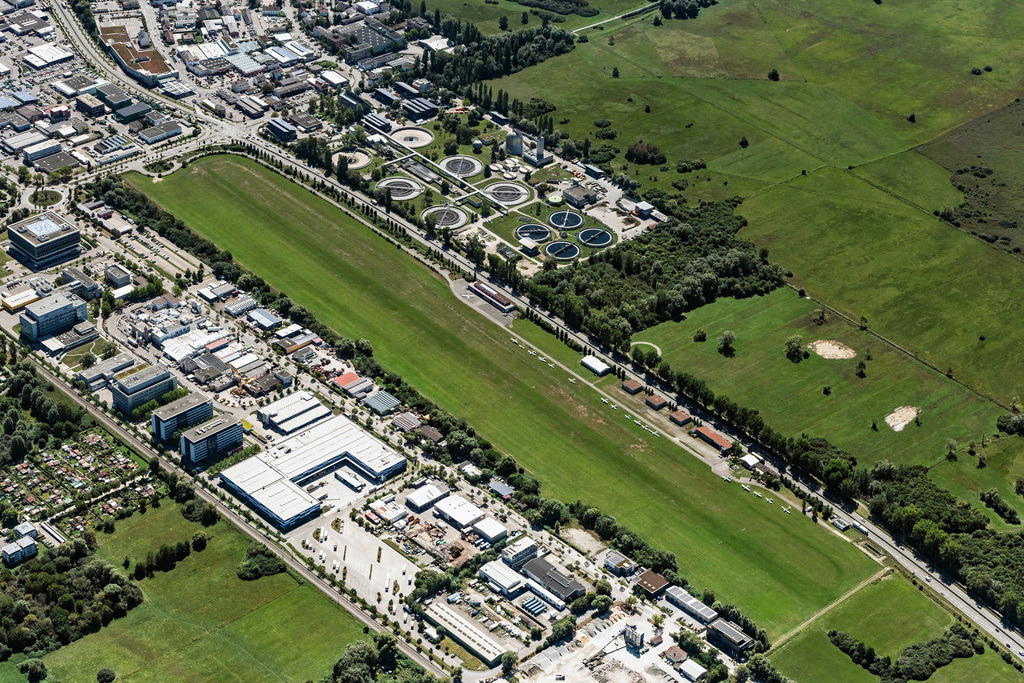 dr__0058935.jpg | KONSTANZ 20.08.2020 Start- und Landebahn mit Rollfeldgelände des Flugplatz Konstanz in Konstanz im Bundesland Baden-Württemberg, Deutschland. // Runway with tarmac terrain of airfield Konstanz in Konstanz in the state Baden-Wuerttemberg, Germany. Foto: Daniel Reiter