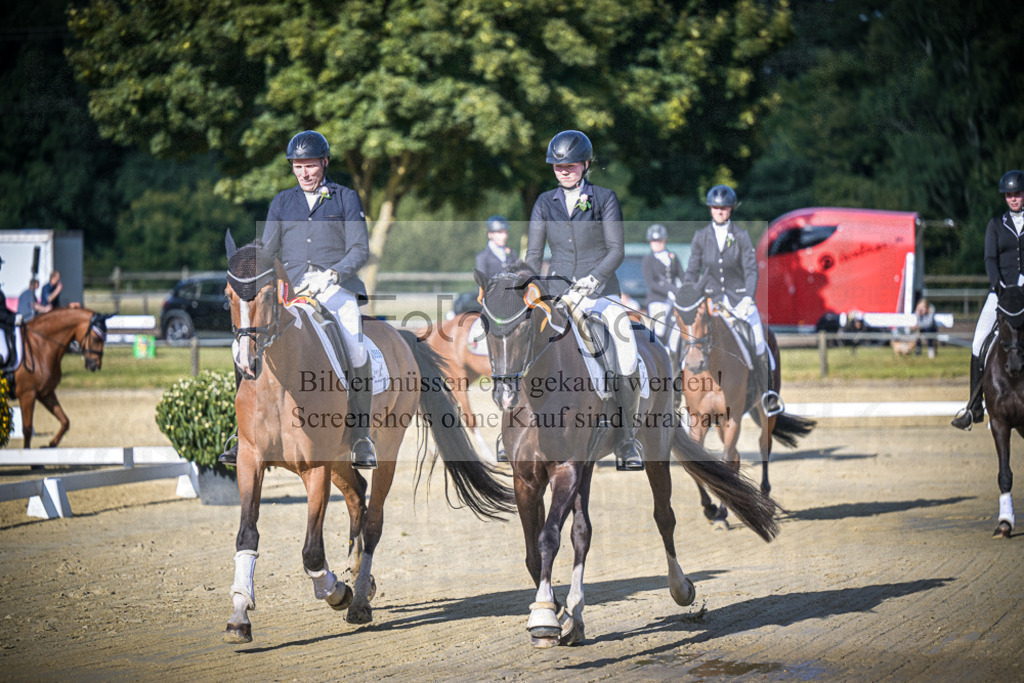 DOS_1185 | Entdecke hochwertige Reitturnierfotos von Foto Oger. Professionell, emotional und authentisch – jetzt Lieblingsmomente im Shop bestellen.Deutschlandweite Turnierfotografie. - Realisiert mit Pictrs.com