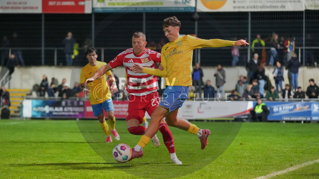 Fußball, Herren, Saison 2025/2026, Testspiel, Freundschaftsspiel, FSV 63 Luckenwalde vs. 1.FC Union Berlin, Mittwoch 08.10.2025, Werner-Seelenbinder-Stadion Luckenwalde, | Fußball, Herren, Saison 2025/2026, Testspiel, Freundschaftsspiel, FSV 63 Luckenwalde vs. 1.FC Union Berlin, Mittwoch 08.10.2025, Werner-Seelenbinder-Stadion Luckenwalde, Im Bild: Tim Skare (l. Union) und Len Neumann (r. Luckenwalde) - Realisiert mit Pictrs.com