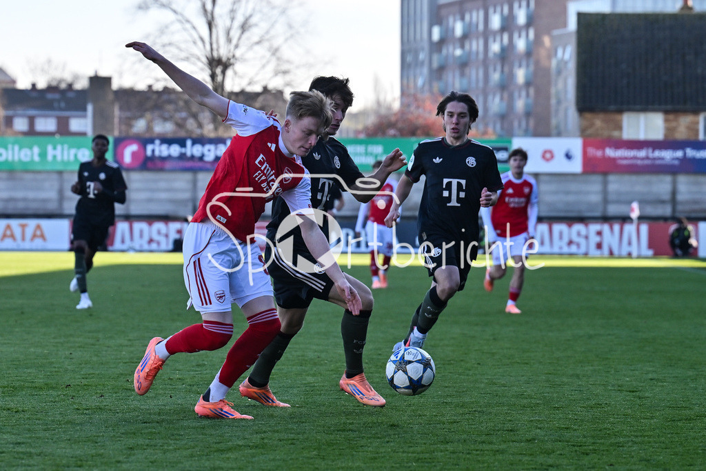 Arsenal London U19 - FC Bayern München U19 | BOREHAMWOOD, ENGLAND - 26. NOVEMBER: im Duell Callan HAMILL (Arsenal FC U19 83), Tim BINDER (FC Bayern München 7) und Bohdan OLYCHENKO (FC Bayern München U19 11) beim Ligaspiel zwischen der U19 von Arsenal London und der U19 des FC Bayern München am 5. Spieltag der UEFA Youth League im Meadow Park am 26.11.2025