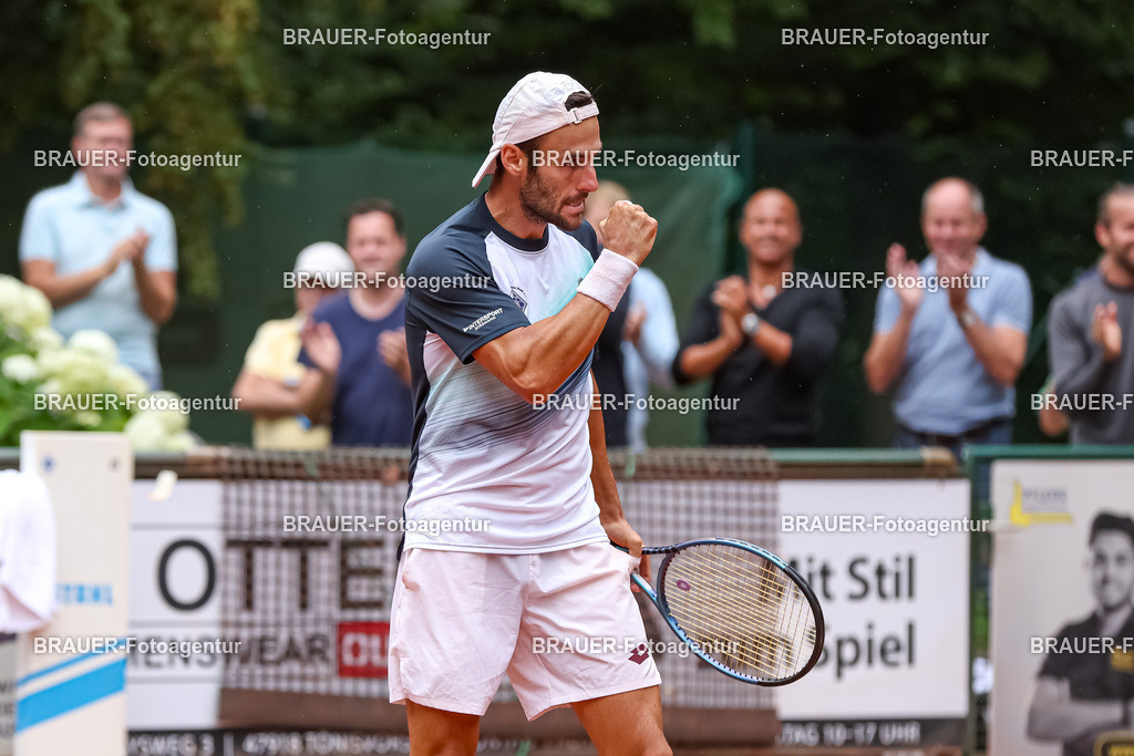 HTC Blau-Weiß Krefeld - LTTC Rot-Weiß Berlin  | Krefeld, Deutschland 21.07.2023, Stefano Travaglia (HTC Blau-Weiß Krefeld) gegen Timo Stadder (LTTC Rot-Weiss Berlin) ,

bei der 2. Tennis Bundesliga Nord Begegnung zwischen HTC Blau-Weiß Krefeld und LTTC Rot-Weiß Berlin am 21.07.2023 in Krefeld.

(Foto: BRAUER-Fotoagentur)
 
