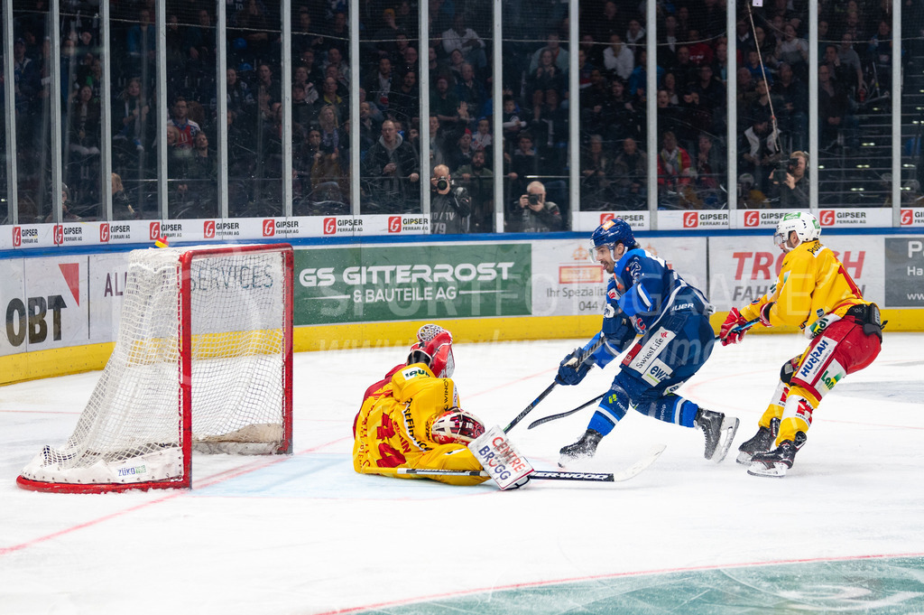 Playoffs: ZSC Lions - EHC Biel-Bienne | 04.04.2022, Zurich, Hallenstadion, Playoffs: ZSC Lions - EHC Biel-Bienne, #62 Denis Malgin (ZSC) erzielt in Unterzahl das 2:0 und lässt #44 Torhüter Dmitry Shikin (Biel) keine Chance. - Realisiert mit Pictrs.com