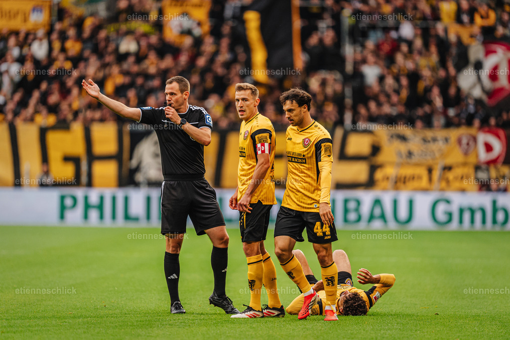 Dresdner SC - Allianz MTV Stuttgart, DEKRA 1. Bundesliga Frauen, Volleyball | Im Bild: Nach Faul an Ben Bobzien (20, SG Dynamo Dresden) Freistoß für SG Dynamo Dresden18.10.2026, SG Dynamo Dresden - 1. FC Magdeburg, 2. BUNDESLIGA - 8. SPIELTAG, Fußball, Deutschland, Dresden, Rudolf-Harbig-Stadion