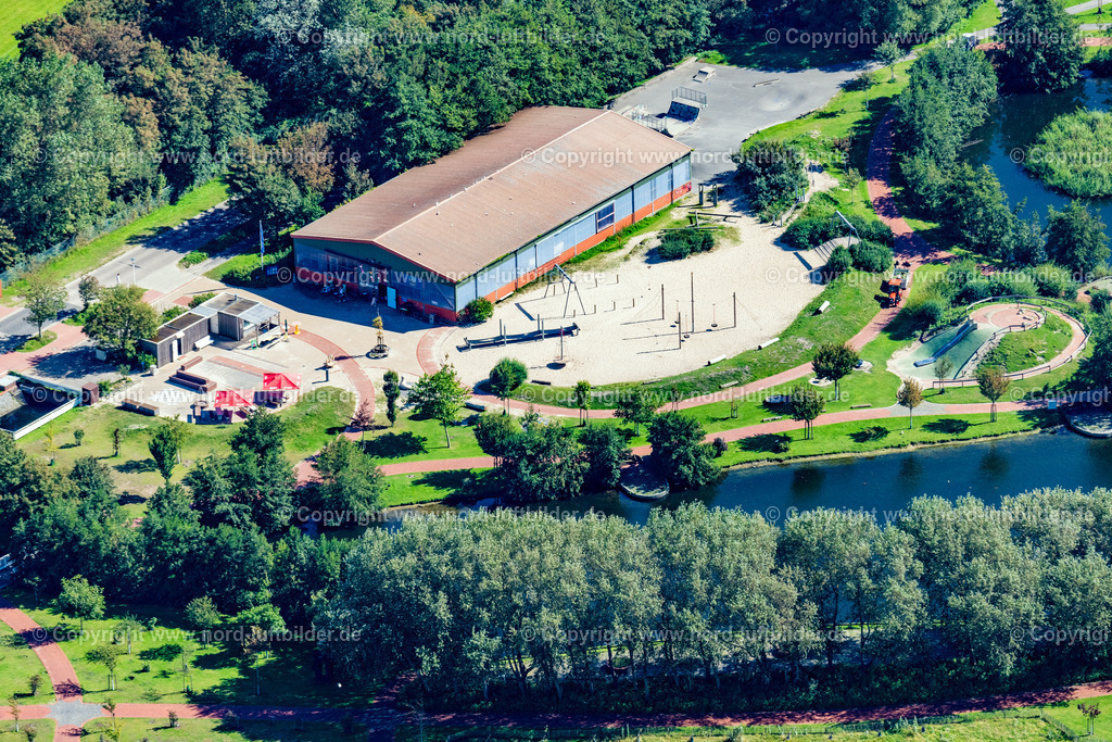 Norderney_Spielpark_Kap_Hoorn_ELS_7797050923 | NORDERNEY 05.09.2023 Parkanlage und Spielplatz mit Sandflächen mit Teich und Indoor Spielhalle" Kap Hoorn " in Norderney im Bundesland Niedersachsen, Deutschland. // Park and playground with sandy areas with a pond and indoor play hall "Kap Horn" in Norderney in the state Lower Saxony, Germany. Foto: Martin Elsen
