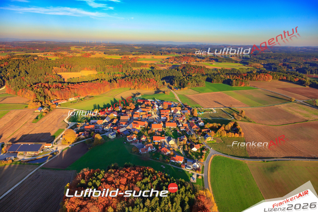 Die Luftaufnahme Schederndorf - Stadelhofen wurde 2017 mittels Flugzeug (keine Drohne) erstellt. Perfekte Schärfe und Druck- Auflösung- Garantiert!