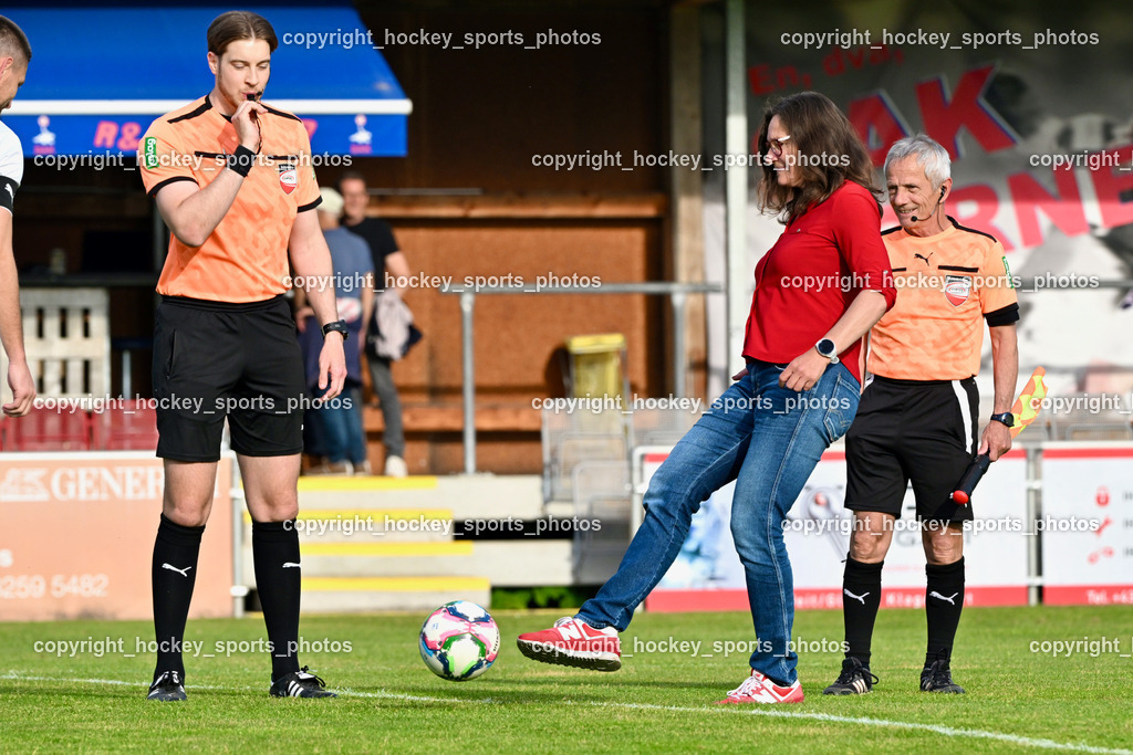 SAK vs. Austria Klagenfurt Amateure | Stadträtin Klagenfurt Constance Mochar, Ehrenanstoss, Christoph Günter Messner Referee, Karl Stark Referee, SAK vs. Austria Klagenfurt Amateure, SAK vs. Austria Klagenfurt Amateure am 08.05.2026 in Klagenfurt (Sportpark Welzenegg), Austria, (Photo by Bernd Stefan)
