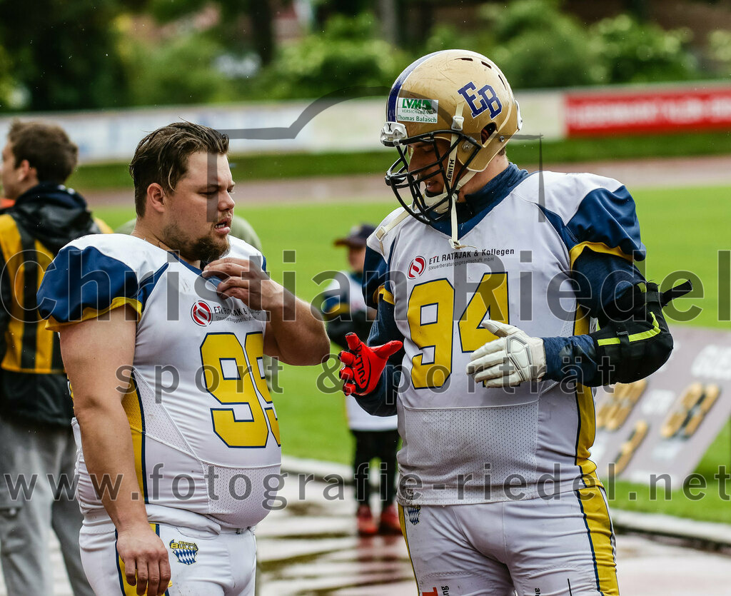 2022-05-29_129_Erding_Bulls_gegen_Nuernberg_Rams | Erding, Deutschland, 29.05.2022:
Fußball, Regionalliga 2022, 5. Spieltag, Erding Bulls gegen Nürnberg Rams, Endergebnis: 10:16

Marco Siegel (Erding Bulls, #99), Markus Empl (Erding Bulls, #94)

Foto: Christian Riedel / fotografie-riedel.net