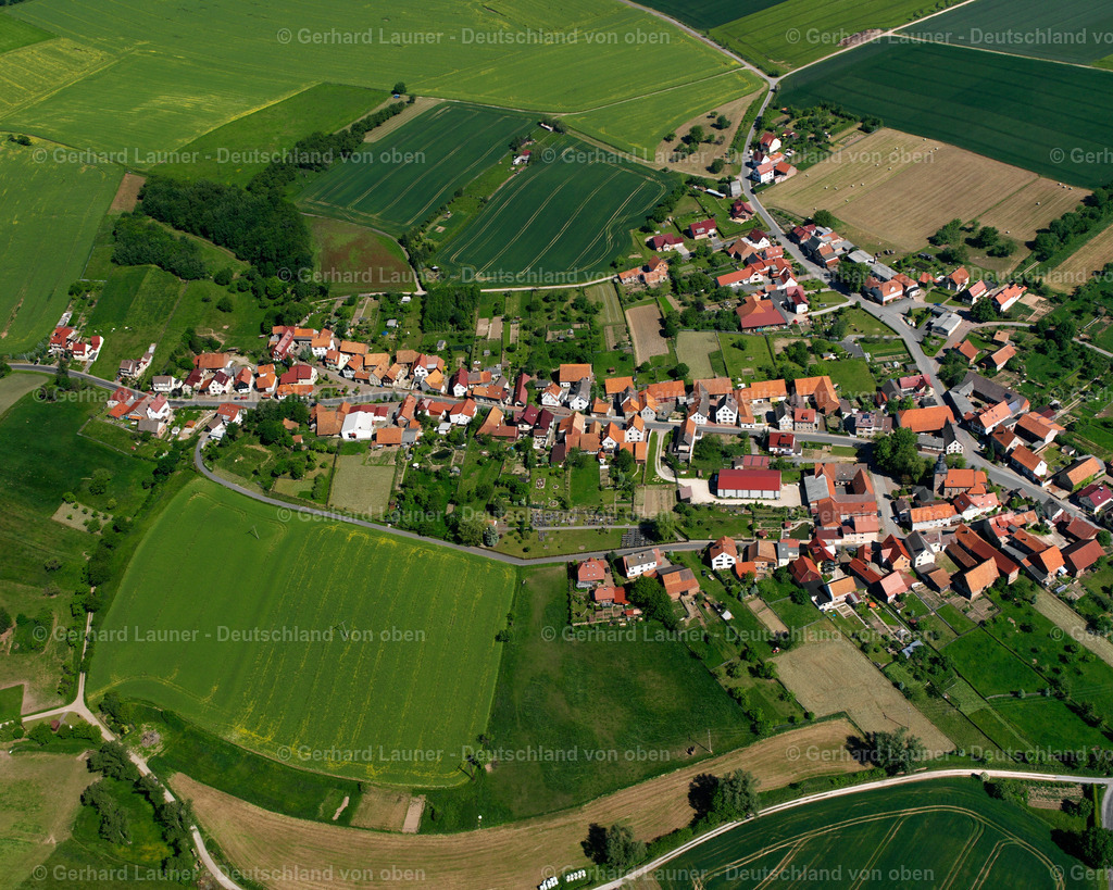 2634022 | FREIENHAGEN 09.06.2006 Landwirtschaftliche Nutzflächen und Feldgrenzen  umsäumen das Siedlungsgebiet des Dorfes in Freienhagen im Bundesland Thüringen, Deutschland // Agricultural land and field boundaries surround the settlement area of the village  in Freienhagen in the state Thuringia, Germany Foto: Gerhard Launer
