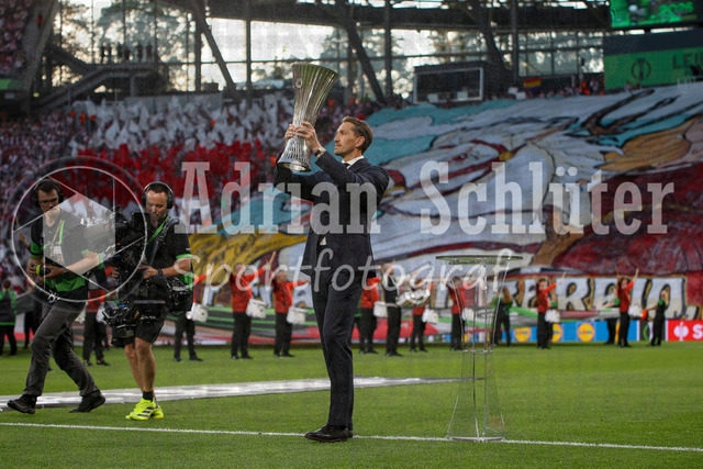 27.05.2026, EUR, Fussball, Herren, Conference League Finale, Saison 2025/2026, Crytsal Palace F.C. - Rayo Vallecano de Madrid | Rene Adler hält den Conference League Pokal in die Luft