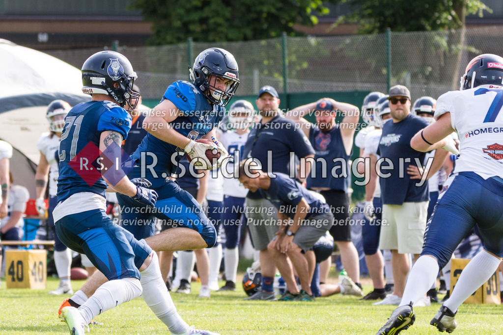 American Football, Saison 2022, Regionalliga Nord, Hamburg Blue Devils - Hannover Grizzlies, Dr.-Hermann-Schnell-Sportplatz (Hamburg), 18.06.2022, 4. Gameweek | Fynn Koy (#84, Blue Devils, Defense)