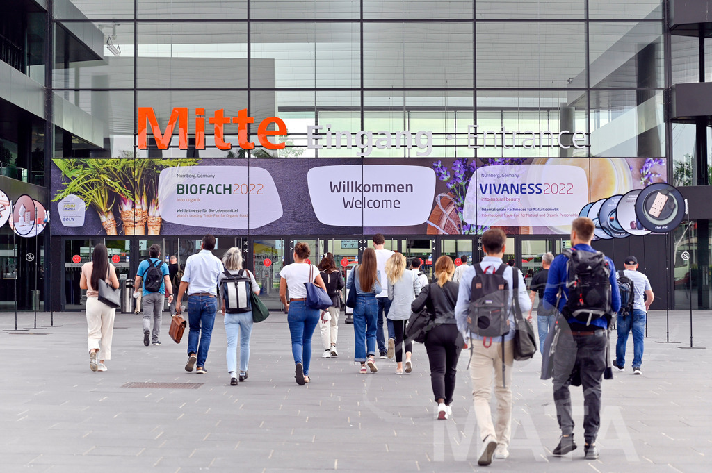 _DW03338 | Das Herz der internationalen Bio-Branche schlug vom 26.–29.07.2022 für vier Tage in Nürnberg. Die BIOFACH, Weltleitmesse für Bio-Lebensmittel, und die VIVANESS, Internationale Fachmesse für Naturkosmetik, meldet sich mit der einmaligen „Summer Edition“ zurück. Groß war die Wiedersehensfreude der über 24.000 Fachbesucher aus 137 Ländern. Im Fokus: Der persönliche Austausch, Networking und vertiefte Gespräche zu den Themen der Zeit. Aber auch: Neuheiten und Trends entdecken und eintauchen mit allen Sinnen in die Produktvielfalt der 2.276 Aussteller aus 94 Ländern. Nürnberg, 29.07.2022 - Realisiert mit Pictrs.com
