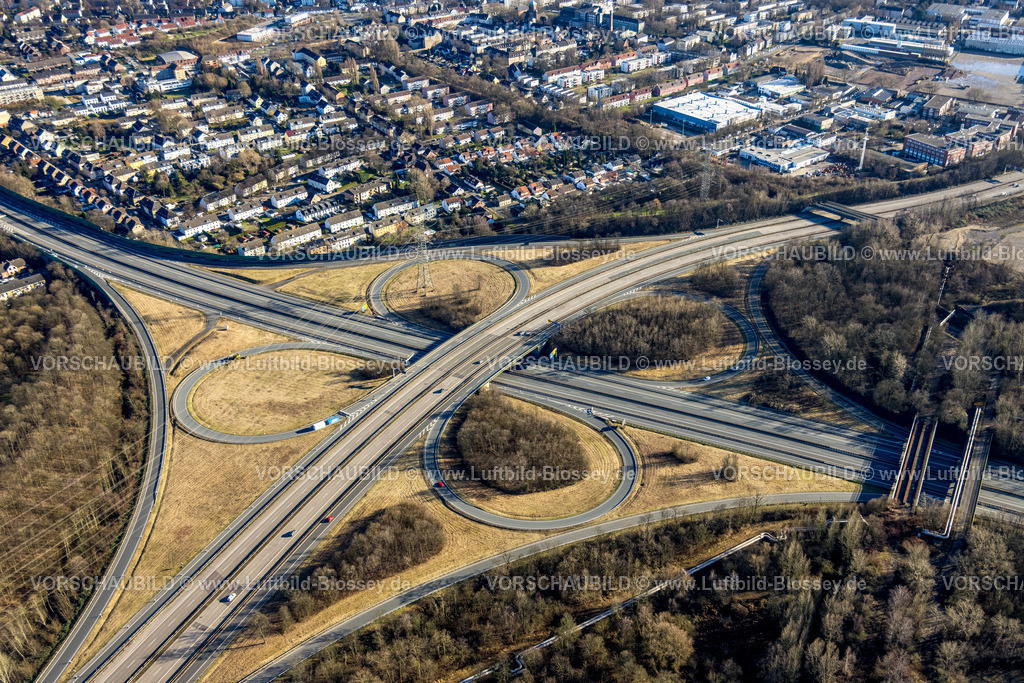 Essen240107044 | Luftbild, gesperrte Rhein-Herne-Kanalbrücke mit rotem Geländer, rote Doppelbogenbrücke, Autobahn A42 Emscherschnellweg, Ebel, Essen, Ruhrgebiet, Nordrhein-Westfalen, Deutschland