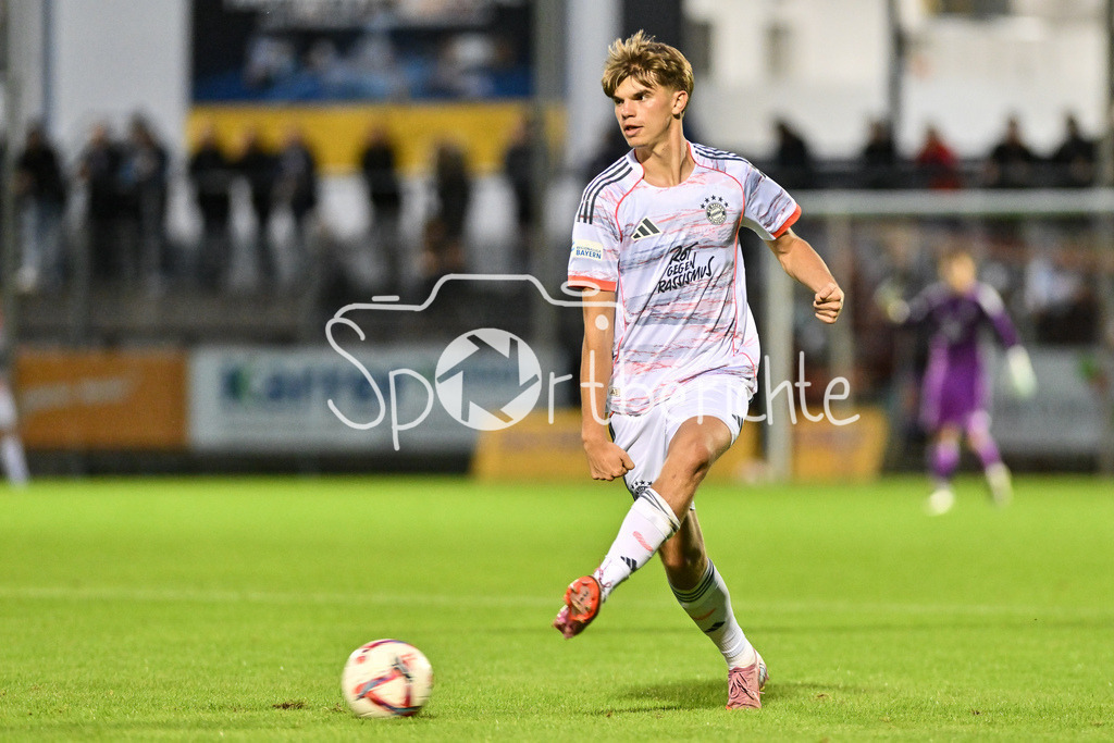 FC Memmingen - FC Bayern Amateure | am Ball  Guido Della ROVERE (FC Bayern Muenchen II 10) / Einzelfoto / Freisteller / Regionalliga Bayern: FC Memmingen - FC Bayern München II; Arena Memmigen am 29.08.2025