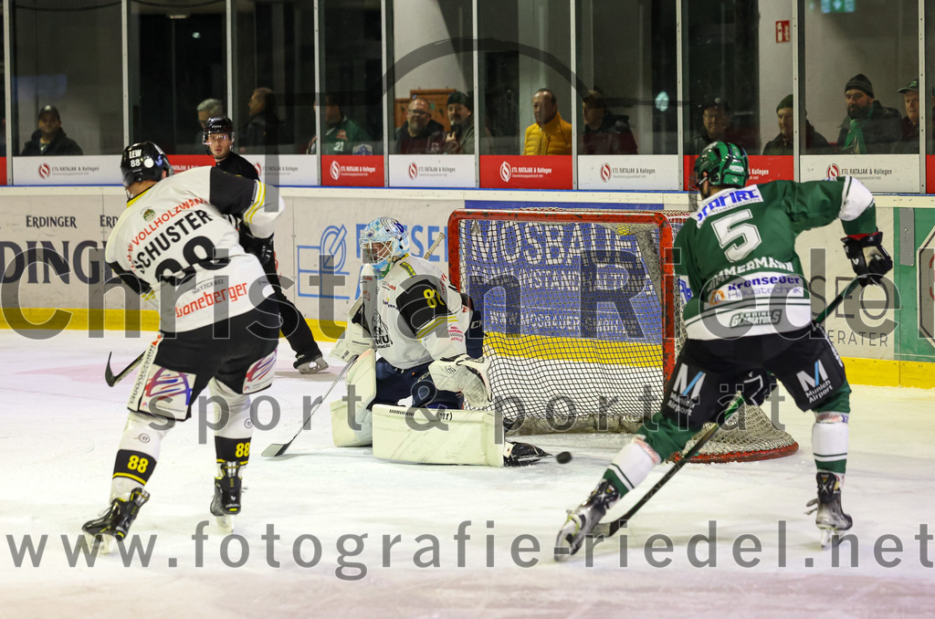 2023-11-17_105_TSV_Erding_gegen_EA_Schongau | Erding, Deutschland, 17.11.2023:
Eishockey, Bayernliga Vorrunde 2023 / 2024, 10. Spieltag, TSV Erding gegen EA Schongau, Endergebnis: 12:4

Mathias Schuster (EA Schongau, #88), Torwart Xaver Nagel (EA Schongau, #80), Florian Zimmermann (Erding Gladiators, #5)

Foto: Christian Riedel / fotografie-riedel.net