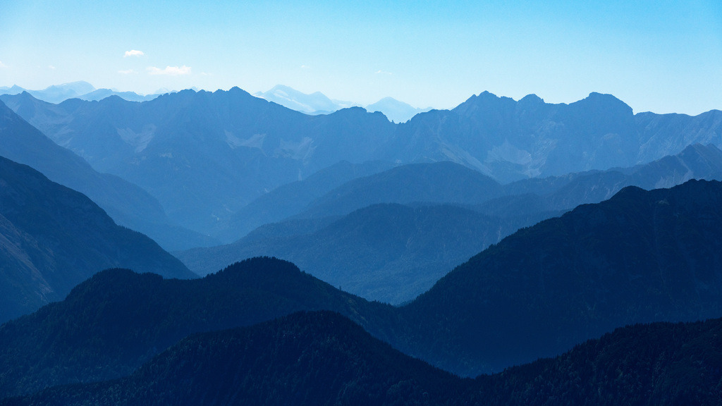 dr__0207789.jpg | ZIRL 19.08.2023 Von Bergen umsäumte Tallandschaft mit Blick auf die Nordkette bei Innsbruck in Zirl in Tirol, Österreich. 