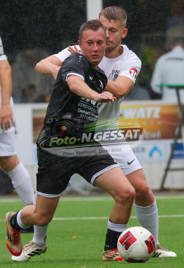 BV Stift Quernheim - SV Hausberge | Auf dem Bild zu sehen: weiß BV Stift Quernheim: Florian Laege ; schwarz SV Hausberge: Mika Tom Kühme  BV Stift Quernheim, SV Hausberge, Saison 26/27, Bezirksliga, Stift Quernheim, Deutschland - Realisiert mit Pictrs.com