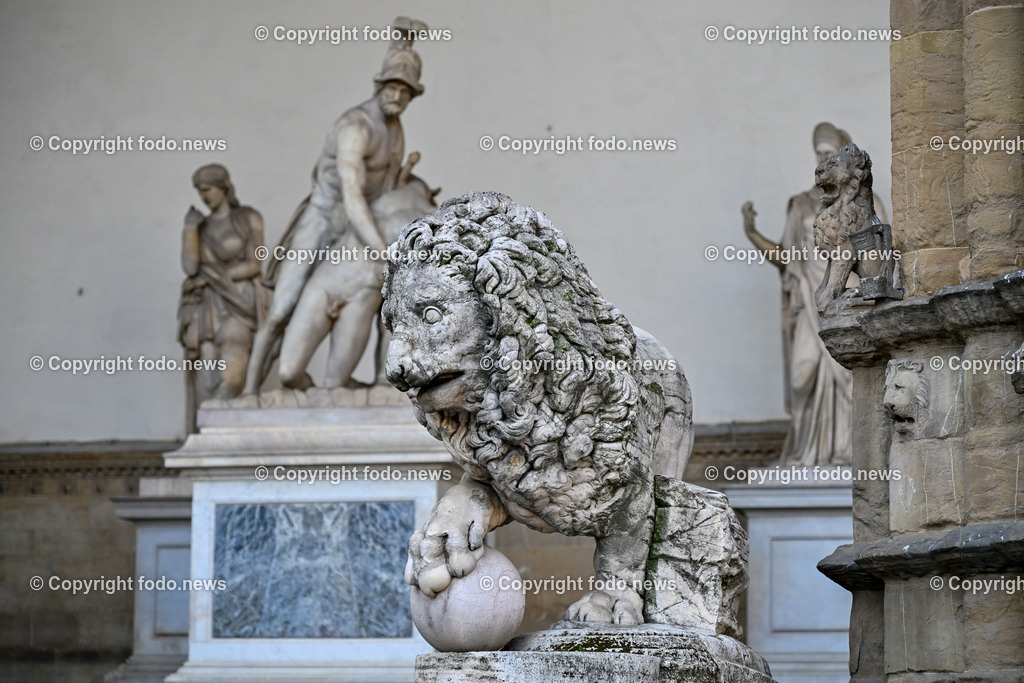 Italien_ Toscana_ Florenz_ 30.05.2024-12 | 30.05.2024, Italien, ITA, Toskana, Florenz im Bild Stadtansichten, Gebäude, Architektur, Touristen, Historisch, Souvenir, Altstadt, Museum, Statuen, Skulpturen, Piazza della Signoria, Statue David, Palazzo Vecchio, Neptunbrunnen, Piazza della Repubblica, Ponte Vecchio, Brücke, Uffizien, Kathedrale Santa Maria del Fiore, Arno, Fluß


Florenz, Firenze, ist eine italienische Großstadt. Nach Einwohnern ist sie die achtgrößte Stadt Italiens. Florenz ist die Hauptstadt sowie größte Stadt der Region Toskana und der Metropolitanstadt Florenz, in der etwa eine Million Menschen leben. Florenz ist für seine Geschichte berühmt. Leonardo da Vinci verbrachte große Teile seiner Jugend in Florenz, Michelangelo fand Unterschlupf in der Kirche der Medici, Galileo Galilei wohnte als Hofmathematiker in den Palästen der Medici. Von 1865 bis 1871 war die Stadt die Hauptstadt des neu gegründeten Königreichs Italien. Das historische Zentrum von Florenz zieht Jahr für Jahr Millionen von Touristen an. Die historische Innenstadt wurde von der UNESCO im Jahre 1982 zum Weltkulturerbe erklärt. 
Quelle: Wikipedia
