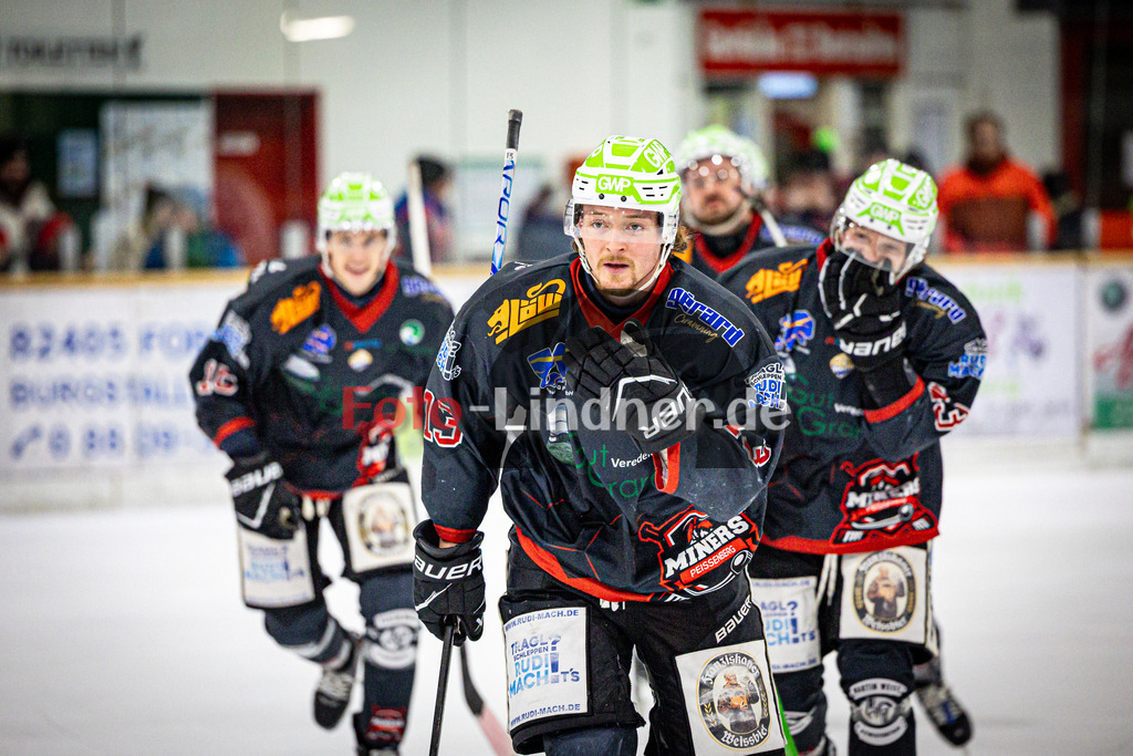 Peißenberg MINERS gegen EHC Waldkraiburg LÖWEN | Eishockey Bayernliga 2025/26 Pre-Playoff Spiel 2, Peißenberg MINERS gegen EHC Waldkraiburg LÖWEN, 20260201,Torjubel Weiland PARRISH (MINERS 13),2026-02-01 in Peißenberg (flatbuy Arena Peißenberg), Weiland PARRISH (MINERS 13), Ryan MURPHY (MINERS 15), Dejan VOGL (MINERS 23)Copyright: WolfgangxLindner www.foto-lindner.de