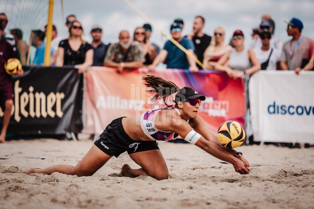 Beachvolleyball | Frauen | Deutsche Meisterschaften 2025 Timmendorfer Strand | 04.09.2025 | Leonie Klinke spielt den Ball