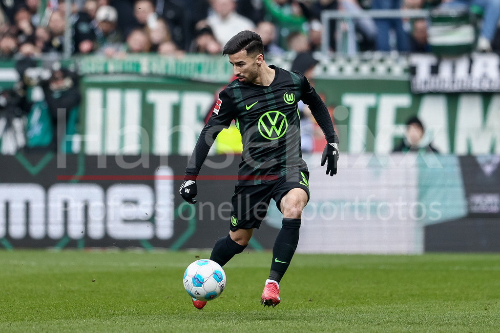 Fussball, Bundesliga, SV Werder Bremen - VfL Wolfsburg | v.li.: Mohammed Amoura (VfL Wolfsburg, 9) am Ball, Freisteller, Einzelbild, Ganzkörper, Aktion, Action, Spielszene, DIE DFL-RICHTLINIEN UNTERSAGEN JEGLICHE NUTZUNG VON FOTOS ALS SEQUENZBILDER UND/ODER VIDEOÄHNLICHE FOTOSTRECKEN. DFL REGULATIONS PROHIBIT ANY USE OF PHOTOGRAPHS AS IMAGE SEQUENCES AND/OR QUASI-VIDEO.