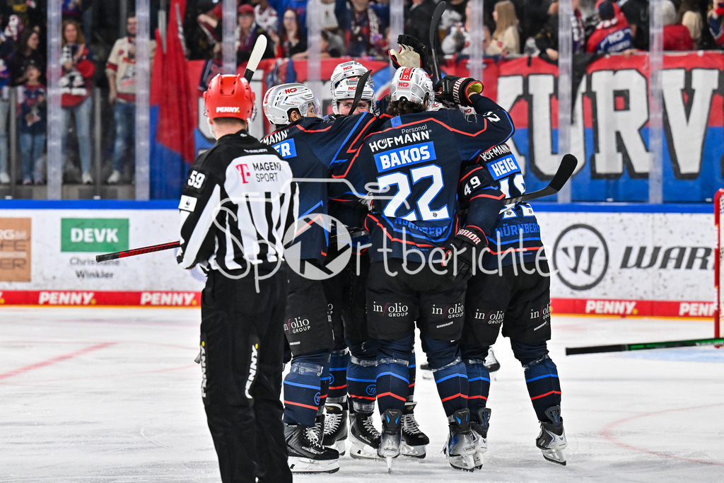Nürnberg Ice Tigers - Augsburger Panther | Jubel der Hausherren nach dem Treffer zum 2-1 durch Thomas HEIGL (Nürnberg Ice Tigers 49) / Tor / Torschuetze / Freude / Happy / DEL: Nürnberg Ice Tigers - Augsburger Panther; PSD Bank Nürnberg ARENA am 12.09.2025