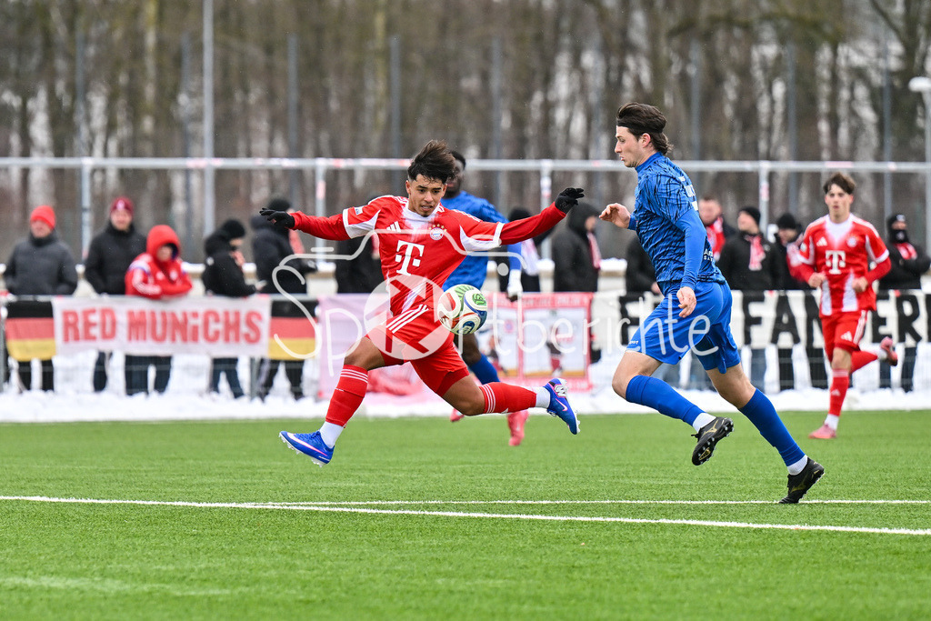 FC Bayern Amateure - SGV Freiberg Fussball | MUNICH, GERMANY - 29. JANUARY: im Duell Paul POLAUKE (SGV Freiberg 5) und Maycon Douglas CARDOZO (FC Bayern München II 10) während dem Testspiel zwischen den Amateuren des FC Bayern und dem SGV Freiberg Fussball am FC Bayern Campus