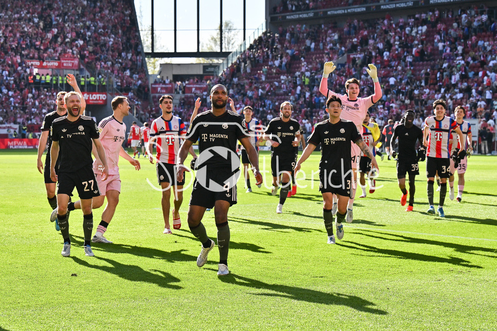 1. FSV Mainz 05 - FC Bayern München | MAINZ, GERMANY - 25. APRIL: die Spieler der Bayern feiern zusammen mit den Fans den Sieg in Mainz nach dem Bundesligamatch zwischen dem 1. FSV Mainz 05 und dem FC Bayern München am 31. Spieltag in der MEWA Arena / DFL REGULATIONS PROHIBIT ANY USE OF PHOTOGRAPHS AS IMAGE SEQUENCES AND/OR QUASI-VIDEO