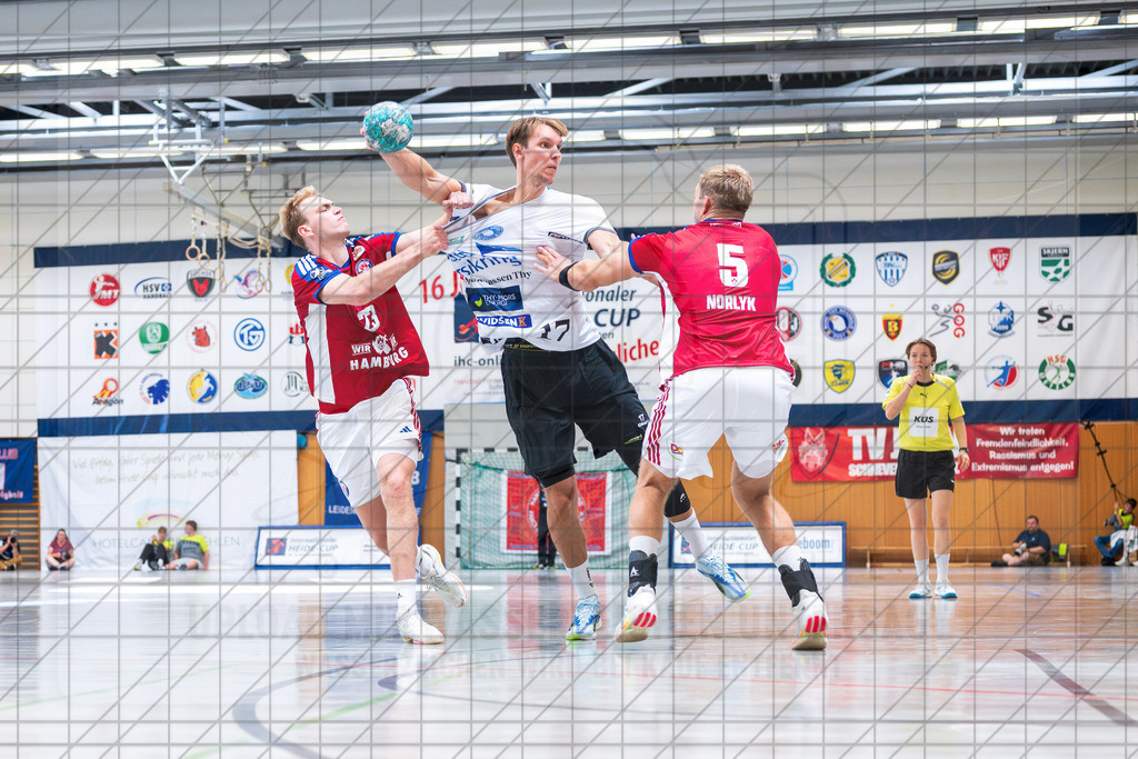 IHC 2026 - Handball-Club Hamburg vs. Mors-Thy Håndbold | Oliver Sonne Wosniak (Mors-Thy Håndbold #17), Einar Olafsson (Handball-Club Hamburg #23), Oliver Norlyk (Handball-Club Hamburg #5); IHC 2026 - Handball-Club Hamburg vs. Mors-Thy Håndbold am 08.08.26 in Sporthalle KGS, Schneverdingen - Realisiert mit Pictrs.com