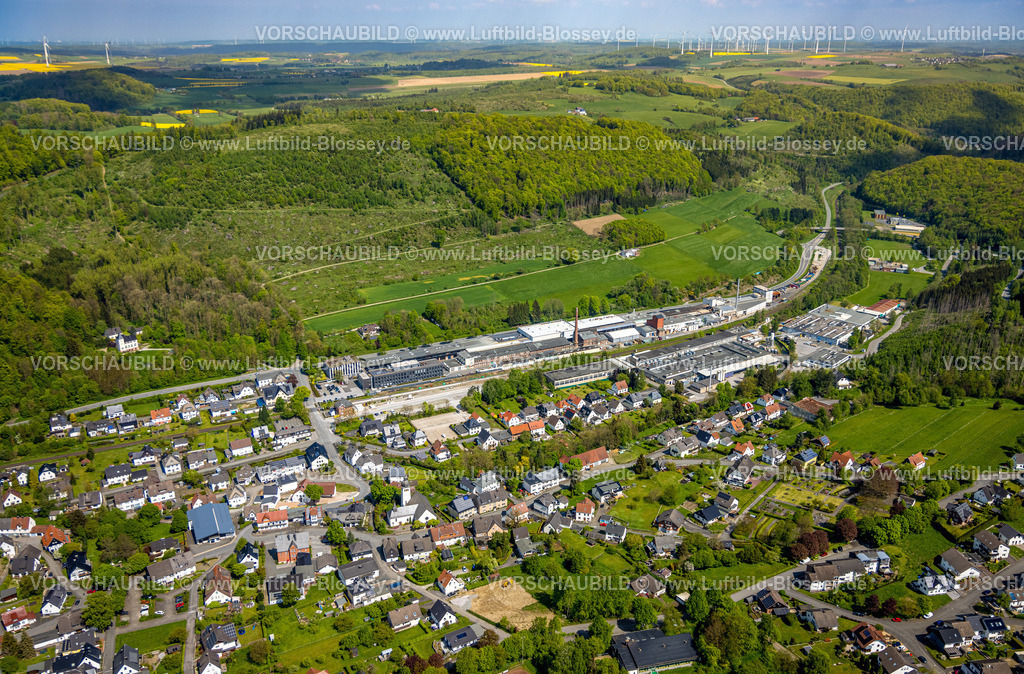 Brilon240503906 | Luftbild, Wohngebiet Ortsansicht Ortsteil Hoppecke, Gewerbegebiet Hoppecke Batterien GmbH Batteriehersteller, Hoppecke, Brilon, Sauerland, Nordrhein-Westfalen, Deutschland